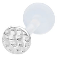 Hopeinen labret vasaroidulla pinnalla valkoisella taustalla