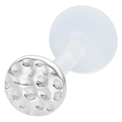 Hopeinen labret vasaroidulla pinnalla valkoisella taustalla