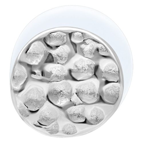Hopeinen labret, jossa on vasaroitu pinta valkoisella taustalla