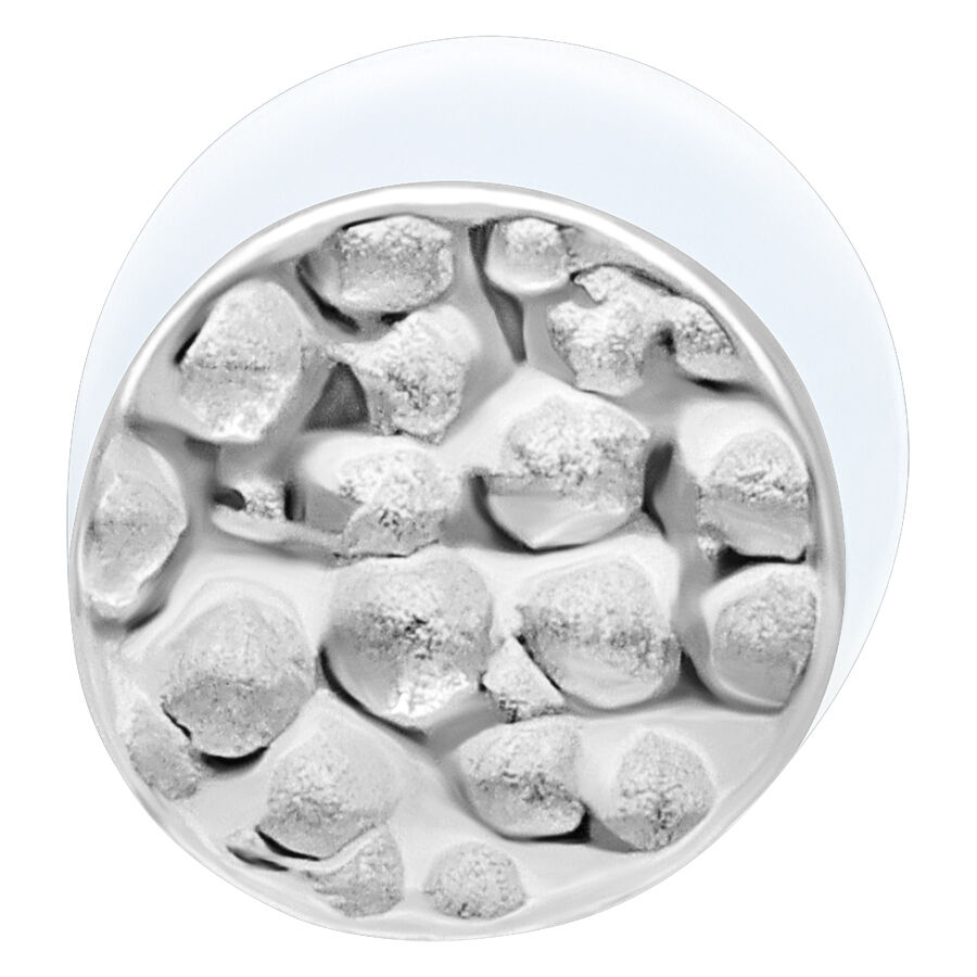 Hopeinen labret, jossa on vasaroitu pinta valkoisella taustalla