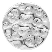 Pyöreä, hopeinen, vasaroitu labret-koru valkoisella taustalla