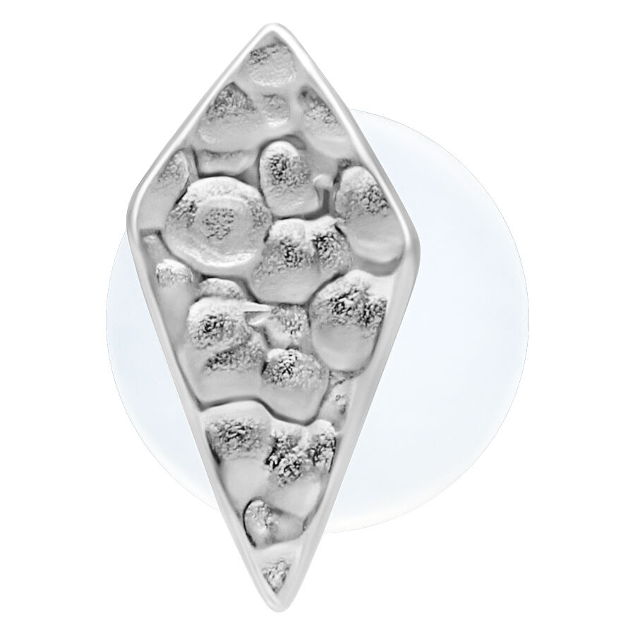 Rhombus Hammered Labret hopeassa Hopeinen rhombus labret, jossa on vasaroitu muotoilu valkoisella taustalla