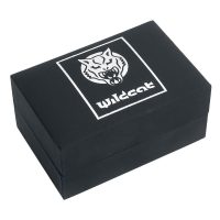 Musta suorakulmainen korurasia, jossa valkoinen Wildcat-logo kannessa