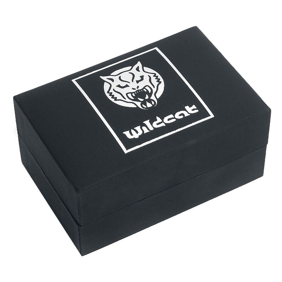 Musta suorakulmainen korurasia, jossa valkoinen Wildcat-logo kannessa