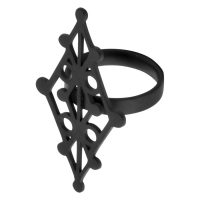 Musta Witchcraft Rune -sormus kirurginteräksestä, koko 18mm, valkoisella taustalla