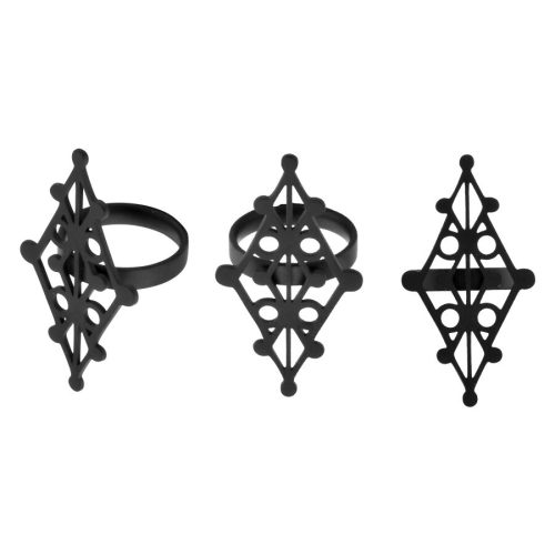 Musta Rune -sormus kirurginteräksestä, sormuskoko 18,0 mm, valkoisella taustalla