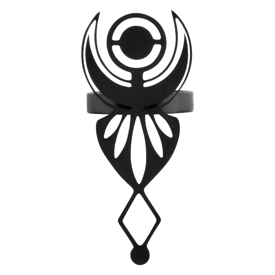 Musta sormus Wicca-symbolilla, kirurginteräksestä, valkoisella taustalla