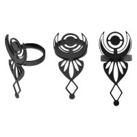 Musta Sacred Wicca -rengas kirurginteräksestä, koko 18,0 mm valkoisella taustalla
