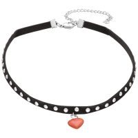 Musta keinonahkainen choker hopeanvärisillä niiteillä ja punaisella sydänriipuksella valkoisella taustalla