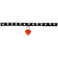 Musta choker hopeisilla niiteillä ja punaisella sydänriipuksella valkoisella taustalla