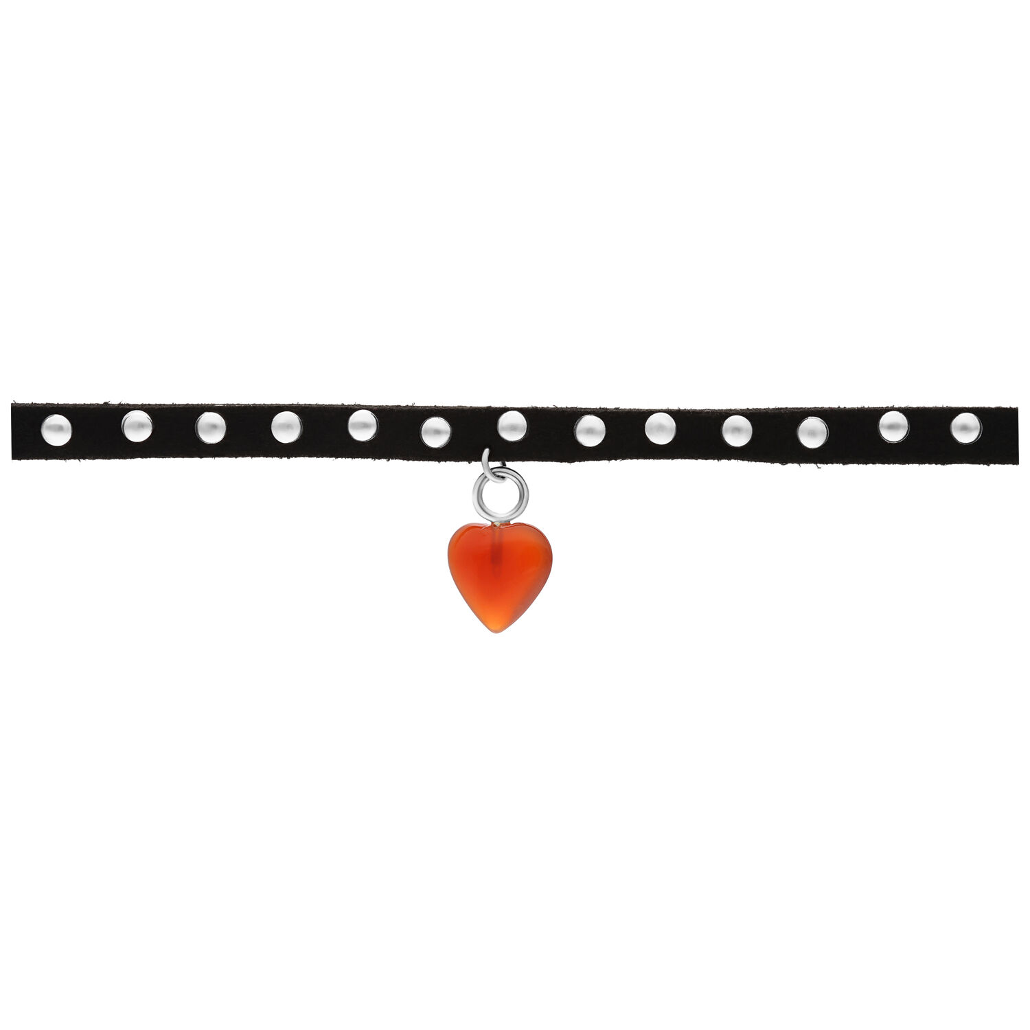 Musta choker hopeisilla niiteillä ja punaisella sydänriipuksella valkoisella taustalla
