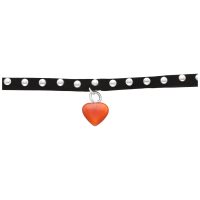 Musta keinonahkainen choker punaisella sydänriipuksella ja hopeanvärisillä niiteillä valkoisella taustalla