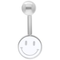 Hopeinen Smiley-napakoru teräksestä Hopeinen napakoru valkoisella Smiley-riipuksella valkoisella taustalla