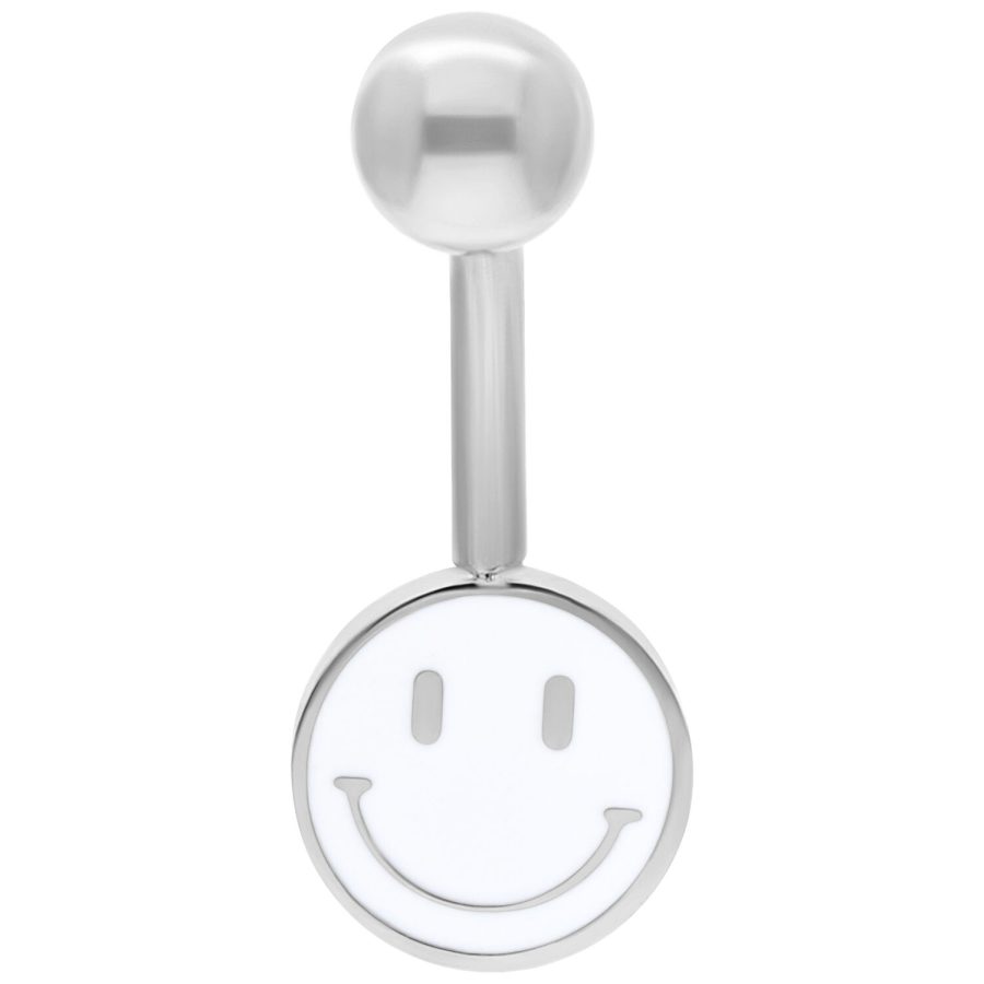 Hopeinen napakoru valkoisella Smiley-riipuksella valkoisella taustalla