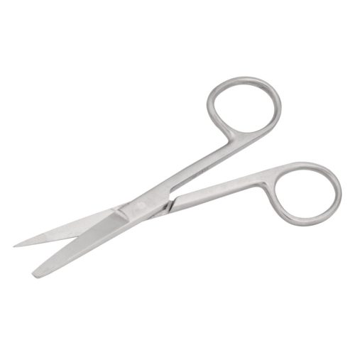 Hopeanväriset ruostumattomasta teräksestä valmistetut piercingsakset, joissa on terävä ja tylppä terä, valkoisella taustalla