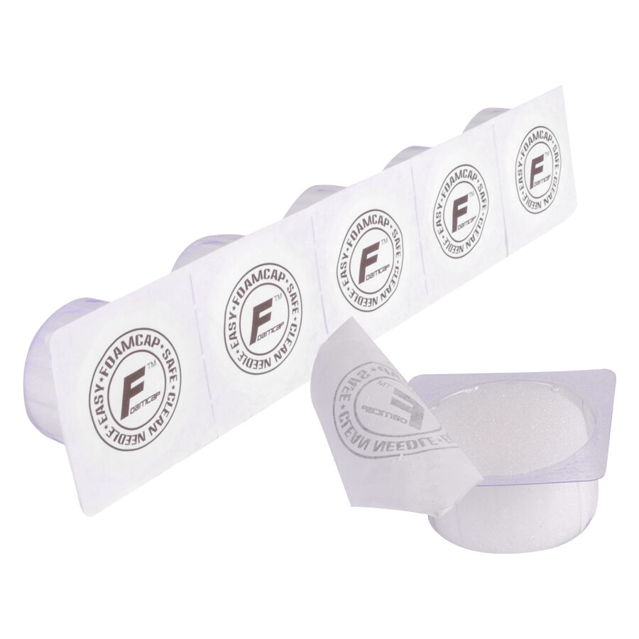 Valkoiset Foam Caps Wildcatilta, vierekkäin valkoisella taustalla