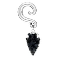 Hopeiset obsidiaanikorvakorut nuolenkärjellä Hopeinen korvakoru mustalla obsidiaaninuolenkärjellä valkoisella taustalla
