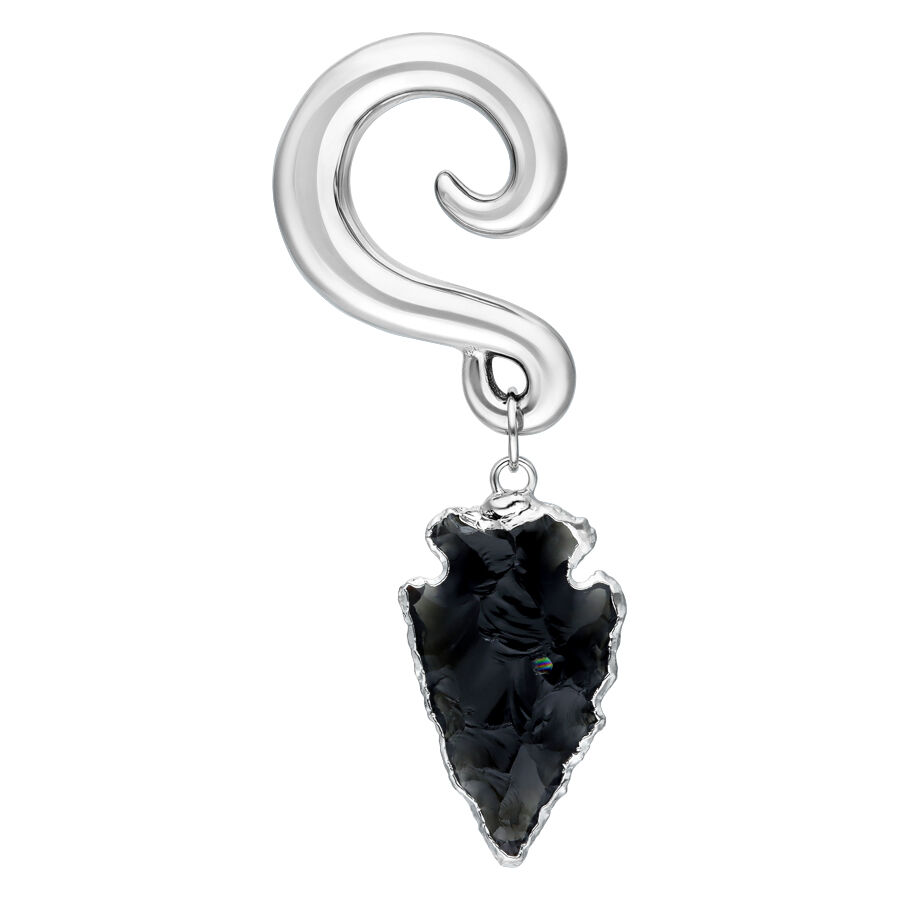 Hopeiset obsidiaanikorvakorut nuolenkärjellä Hopeinen korvakoru mustalla obsidiaaninuolenkärjellä valkoisella taustalla