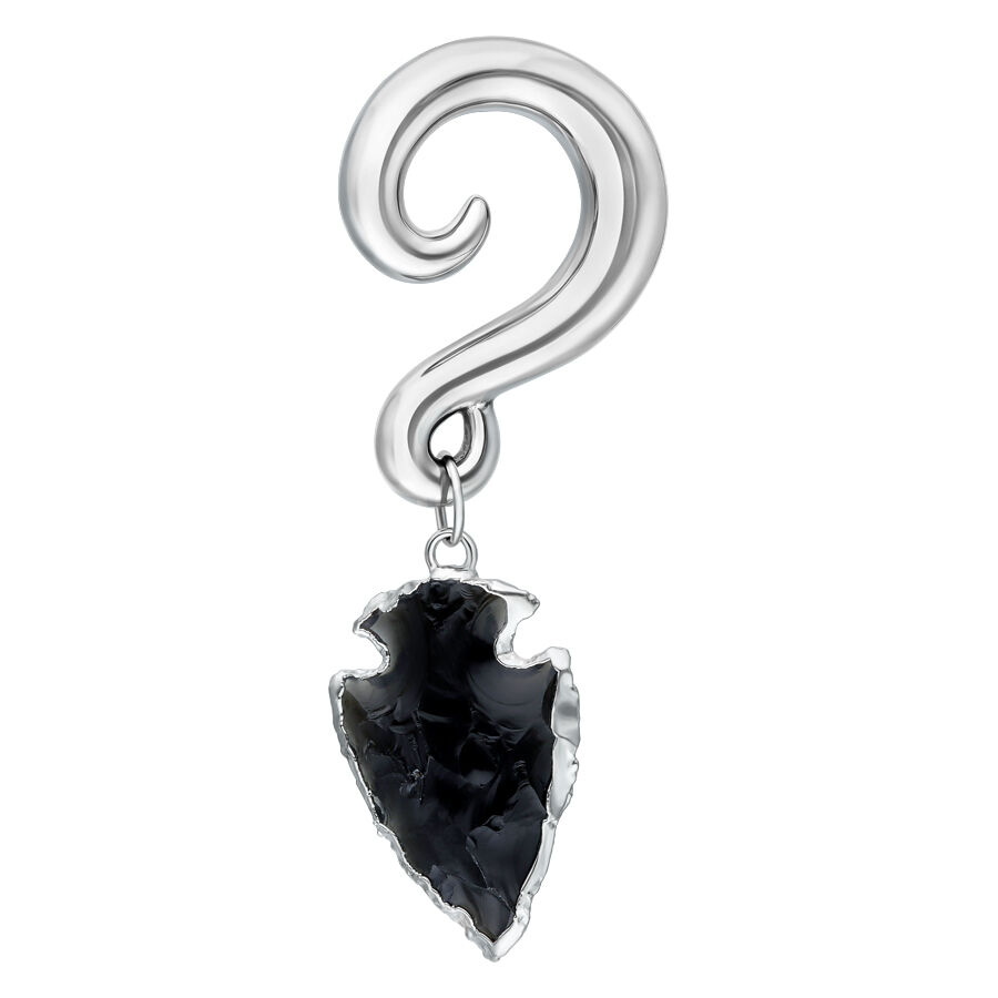 Obsidian-korvapaino hopeisella sirppikuviolla Hopeinen sirppikuvio roikkuvalla mustalla obsidiaanikivellä valkoisella taustalla