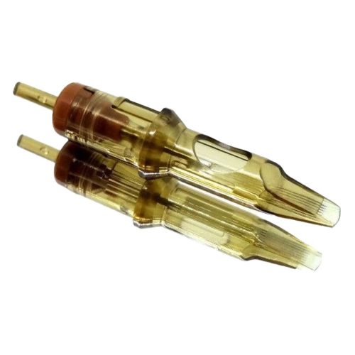 Kaksi läpinäkyvää Magnum Long Taper Cartridges -neulaa valkoisella taustalla