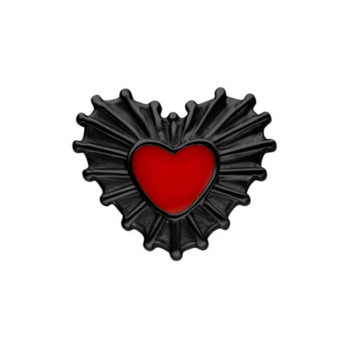 Musta Sacred Heart emalilisäosa punaisella sydämellä valkoisella taustalla