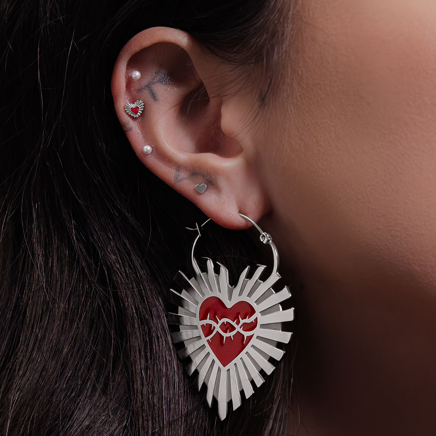 Push Fit Sacred Heart -lisäosa hopeaa Hopeinen Sacred Heart -lisäosa korvassa ison korvakorun kanssa