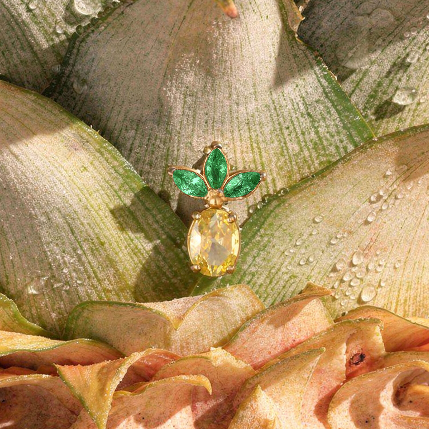 Kultainen ananas-piercingkoriste, jossa kolme vihreää lehteä ananaskuoressa