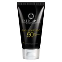 Musta TattooMed® Sun Protection LSF50 -tuubi valkoisella taustalla