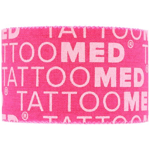 Pinkki Tattoomed Studio Pro -teippi valkoisella tekstillä neutraalilla taustalla