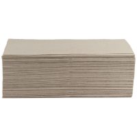 Beige, taitettu 1-kerroksinen pyyhe valkoisella taustalla