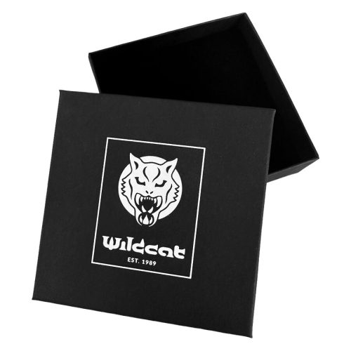 Musta neliölaatikko Wildcat-logolla, avoin asento