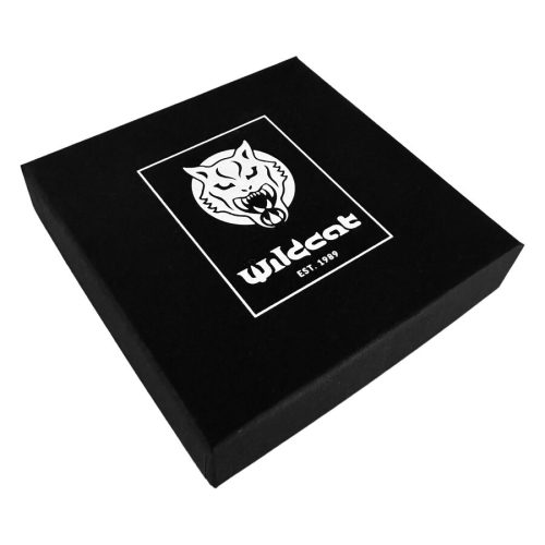 Musta laatikko, jossa on Wildcat-logo valkoisella taustalla