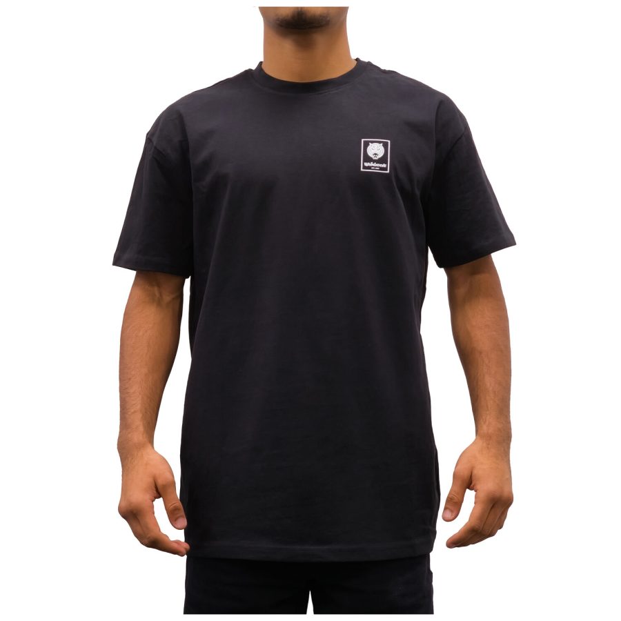 Musta Wildcat-merkkinen T-paita, oversized, unisex, studiossa