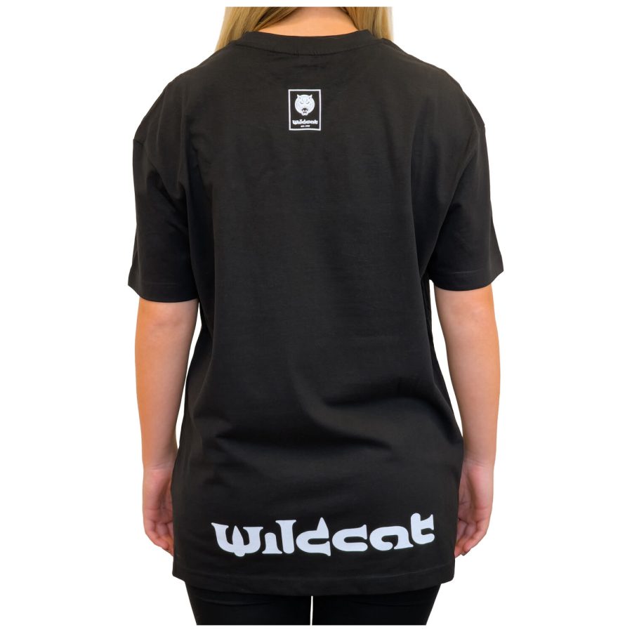 Mustan Wildcat T-paidan takaosa logolla valkoisella taustalla