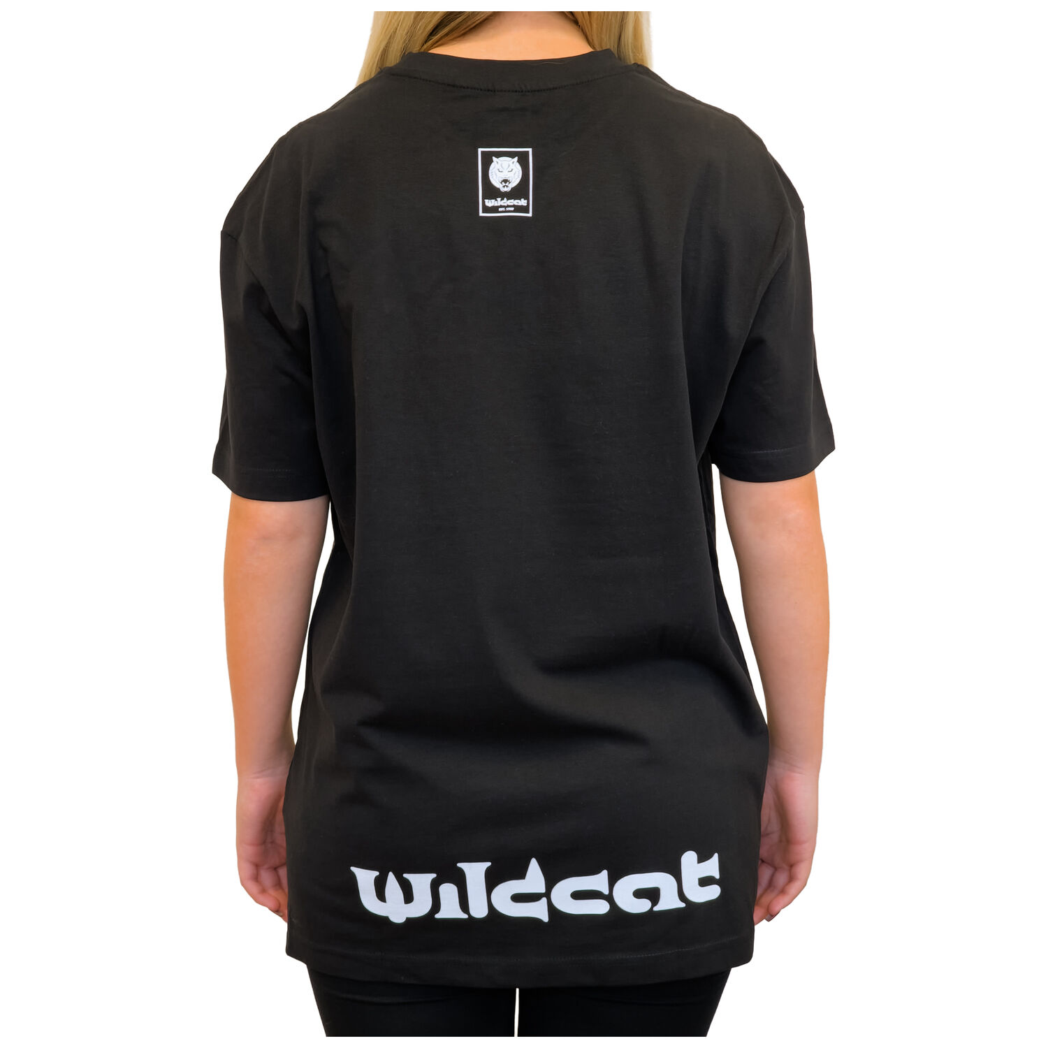 Mustan Wildcat T-paidan takaosa logolla valkoisella taustalla