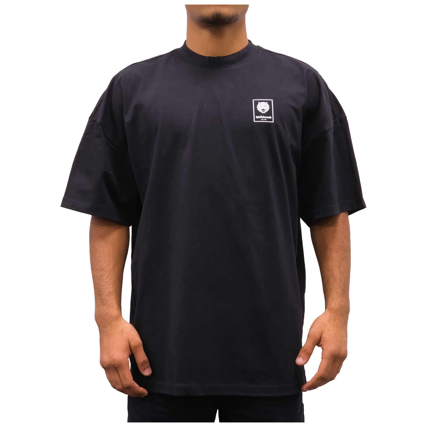 Musta unisex Oversized T-paita Mock Neckillä, puuvillaa, henkilö käyttää kokoa L