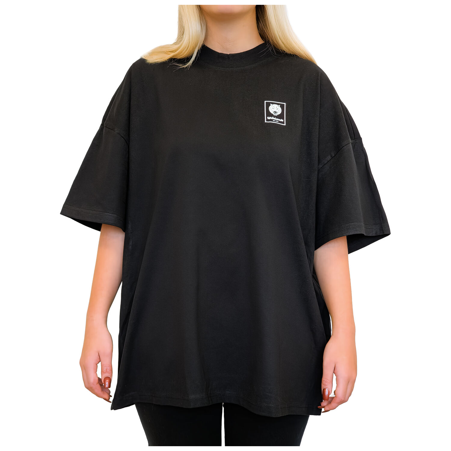 Musta oversized Mock Neck T-paita puuvillasta valkoisella taustalla