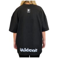 Henkilö pukeutuneena Wildcatin mustaan oversized mock neck T-paitaan, takaapäin