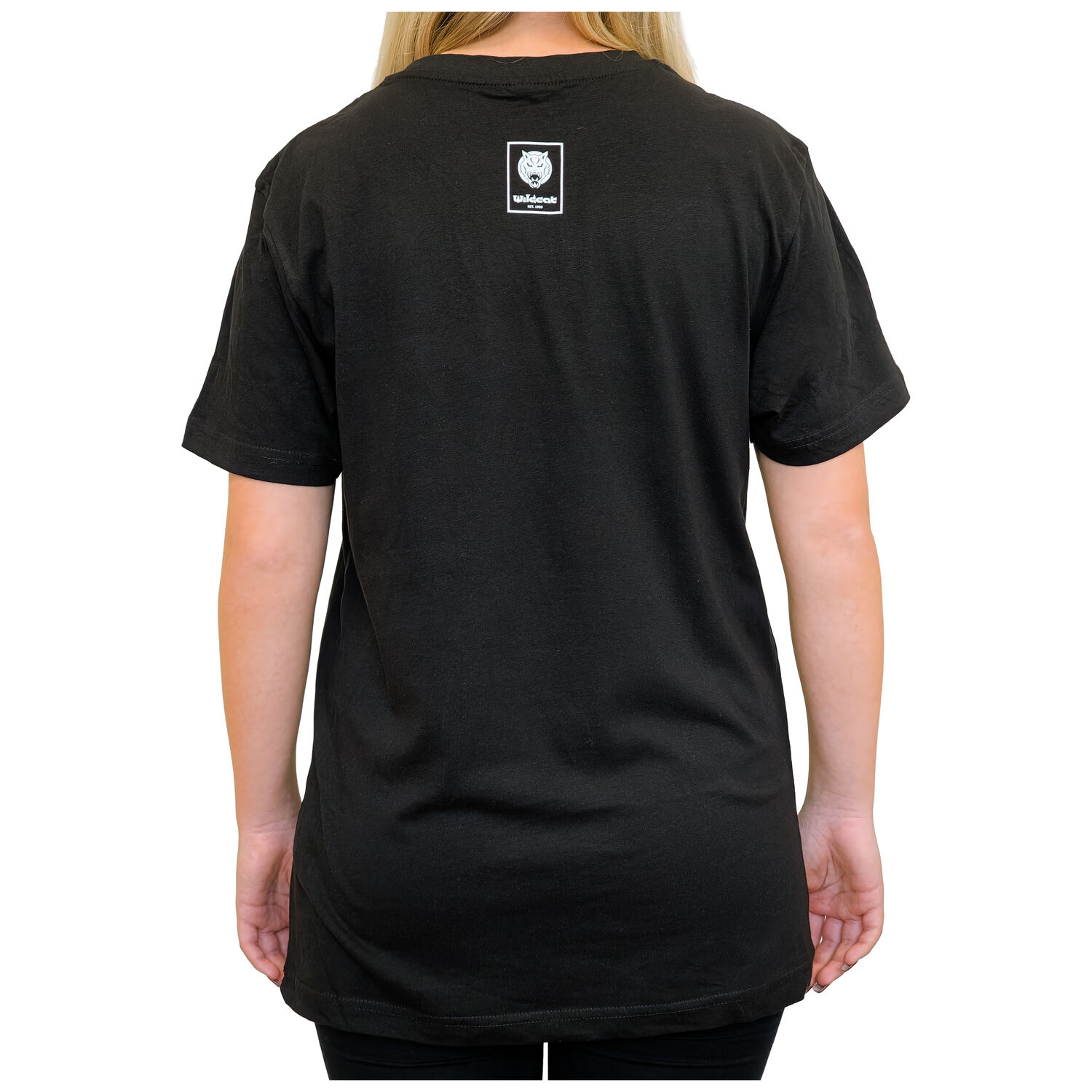 Musta Wildcat T-paita logoprintillä Musta Wildcat T-paita logoprintillä selässä, valkoisella taustalla