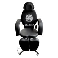 Wildcat Pro Tattoo -makuuasento mustana Musta Wildcat Pro Tattoo -makuuasento keinonahkaverhoilulla, pyörillä