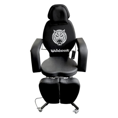 Musta Wildcat Pro Tattoo -makuuasento keinonahkaverhoilulla, pyörillä
