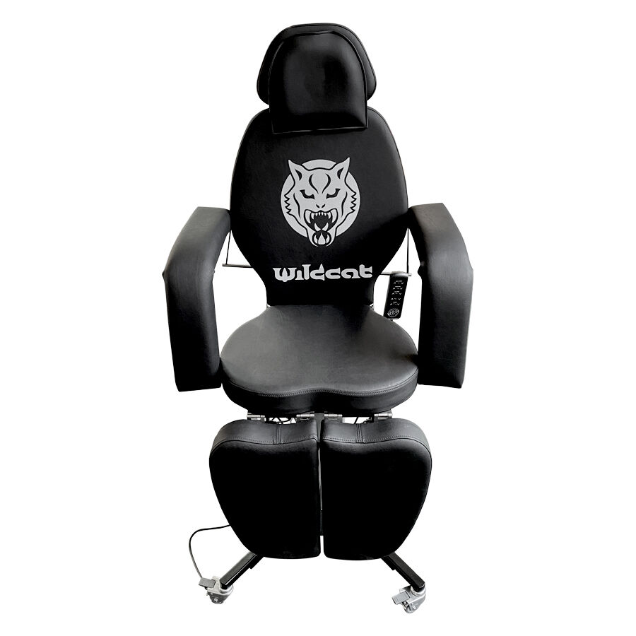 Wildcat Pro Tattoo -makuuasento mustana Musta Wildcat Pro Tattoo -makuuasento keinonahkaverhoilulla, pyörillä