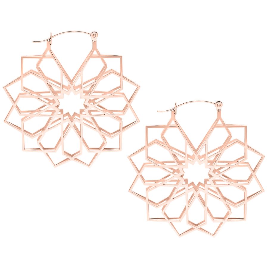 Ruusukultaiset Kaleidoscope Hoops -korvakorut valkoisella taustalla