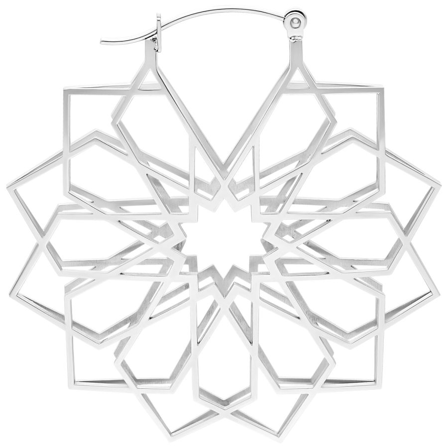 Hopeiset korvakorut kaleidoskooppimuotoilulla kirurginteräksestä valkoisella taustalla