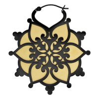 Musta, korkeakiiltoinen Floralis Hoops kirurginteräksestä klipsilukolla valkoisella taustalla