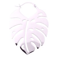 Hopeanvärinen Monstera Leaf -korvakoru valkoisella taustalla