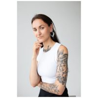 Nainen Cleopatra-renkailla hopeassa ja kullassa neutraalilla taustalla