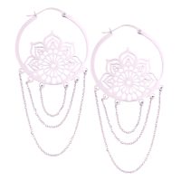 La Fleur Hoops korvakorut ruostumattomasta teräksestä, joissa on hienostunut kukkakuvio ja ketjuriipukset valkoisella taustalla