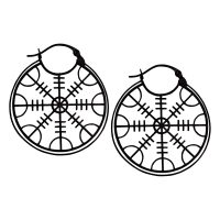 Kaksi mustaa ruostumattomasta teräksestä valmistettua korvarengasta Helm of Awe -symbolilla valkoisella taustalla