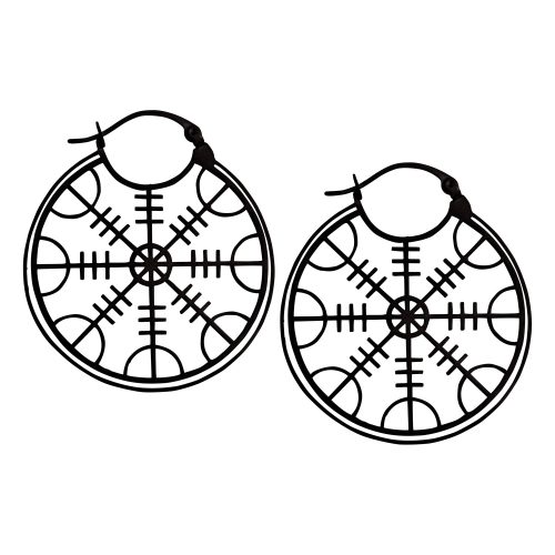 Kaksi mustaa ruostumattomasta teräksestä valmistettua korvarengasta Helm of Awe -symbolilla valkoisella taustalla